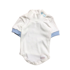 T-shirt with turtleneck buttons
